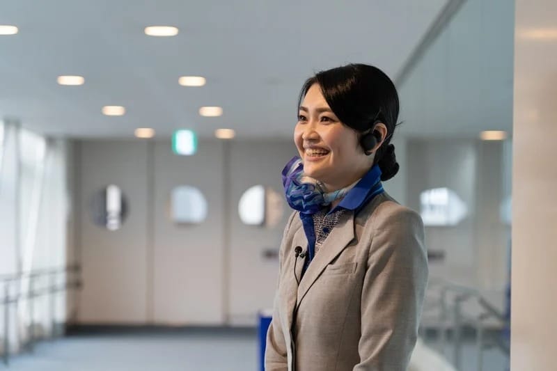 ana様　笑顔でインタビューに応じる旅客サービス部職員　イメージ