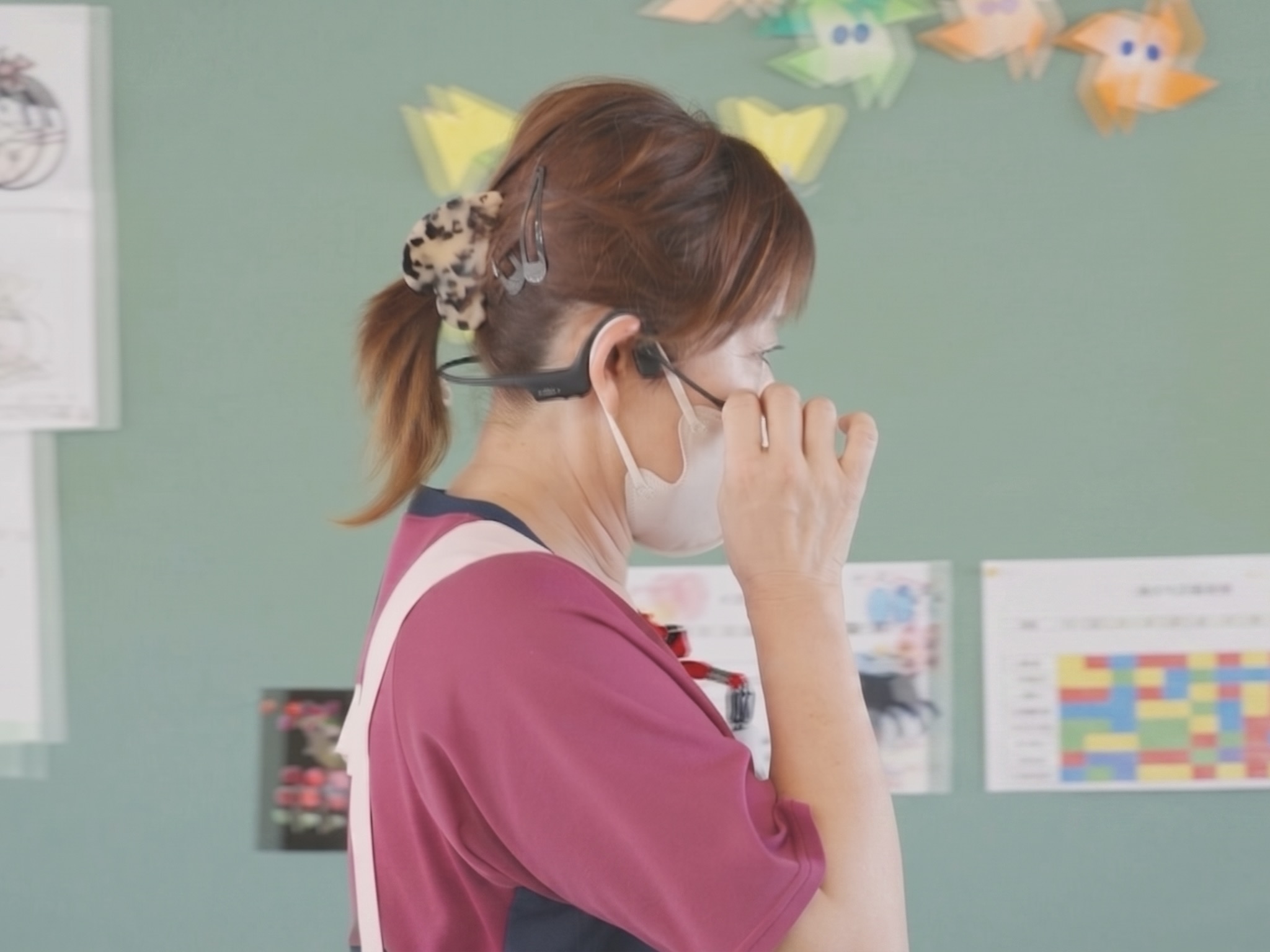 あさひホーム OpenComm2 PTTのマイクを操作してBONX WORKで会話する女性職員のイメージ