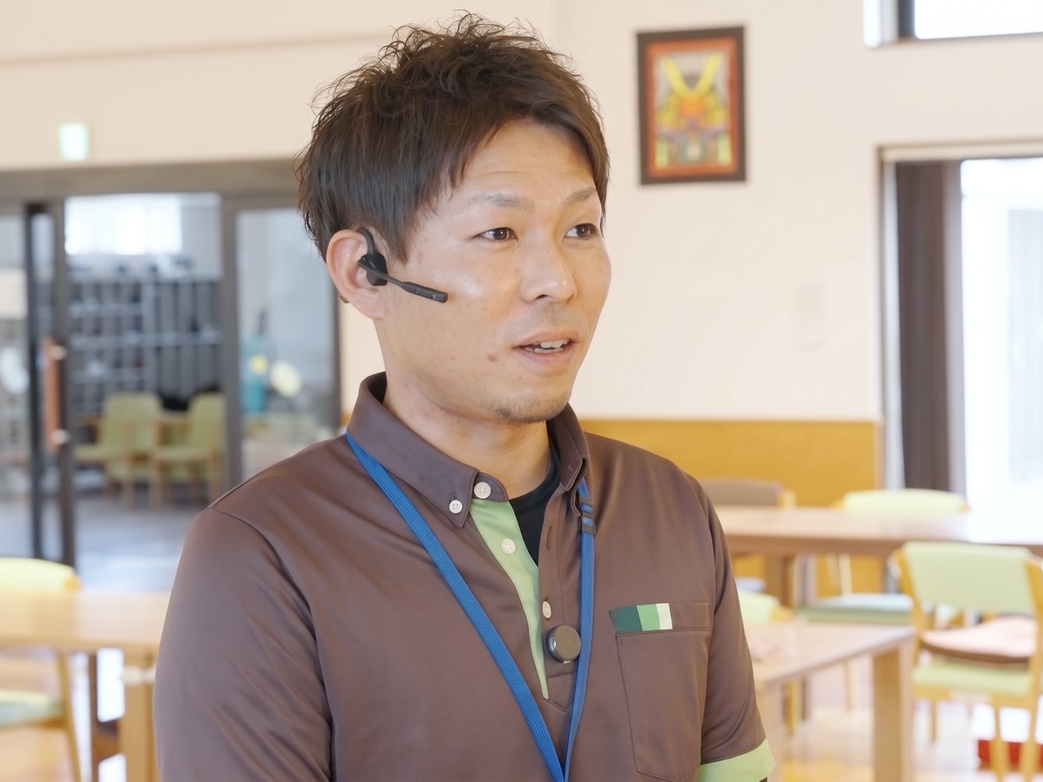 あさひホーム デイルームでBONXのインタビューに応じる男性職員