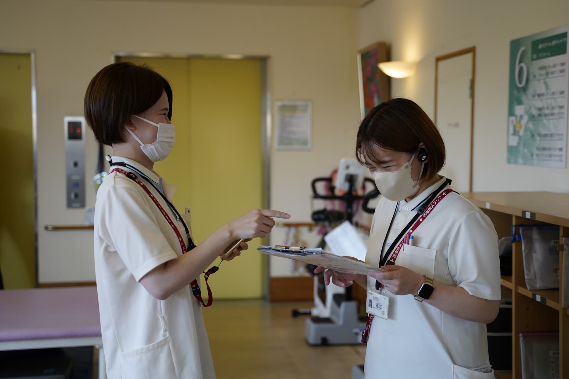 洛和福祉会 会話する2名の職員