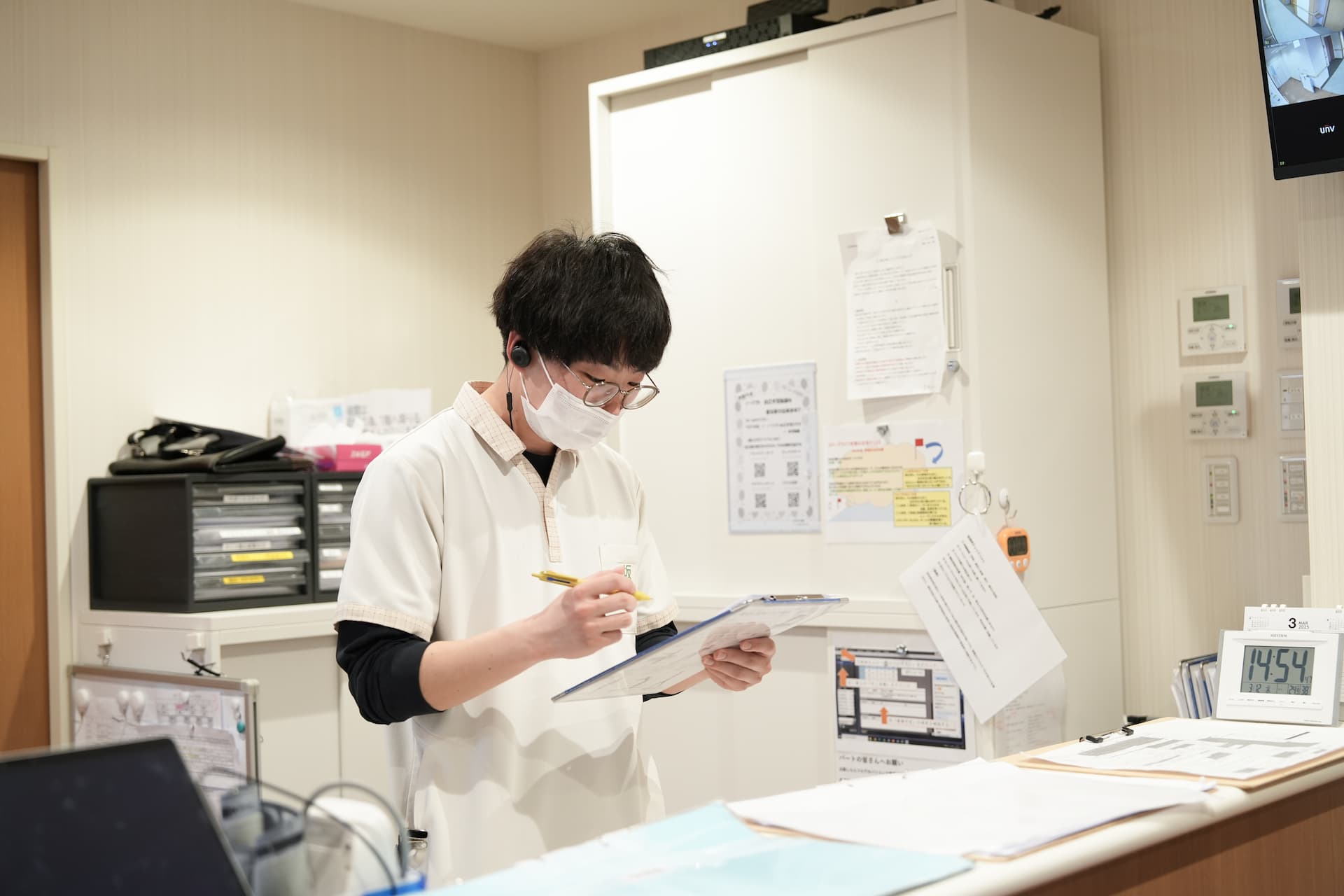 日報を作成する介護職員