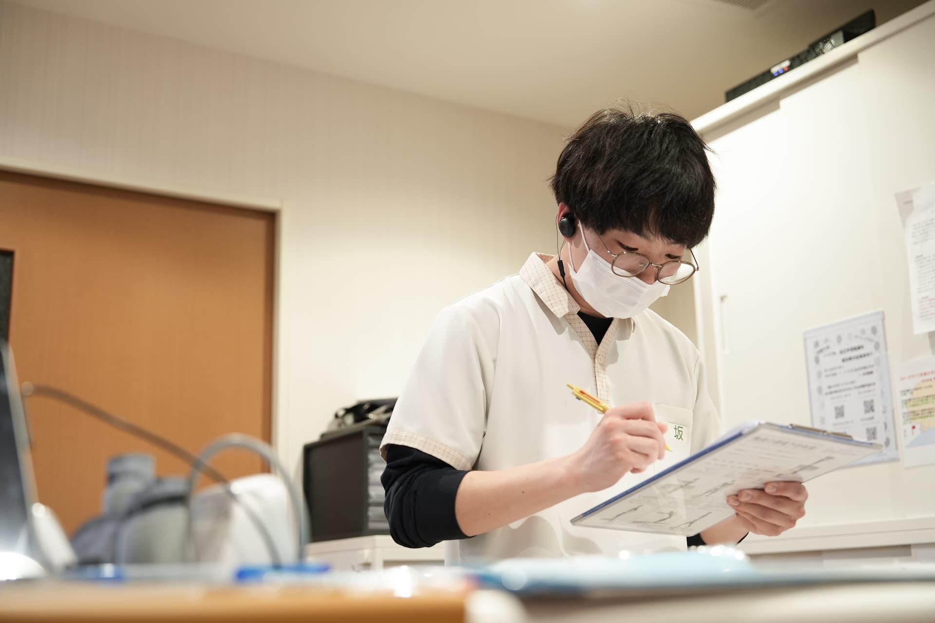 bonxboostを装着したまま日報を作成する介護職員