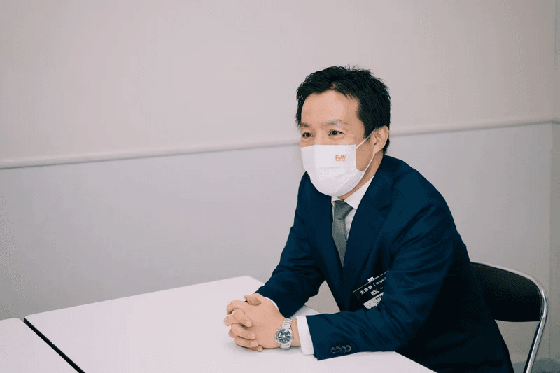 rx　japan株式会社様　スーツの男性　イメージ