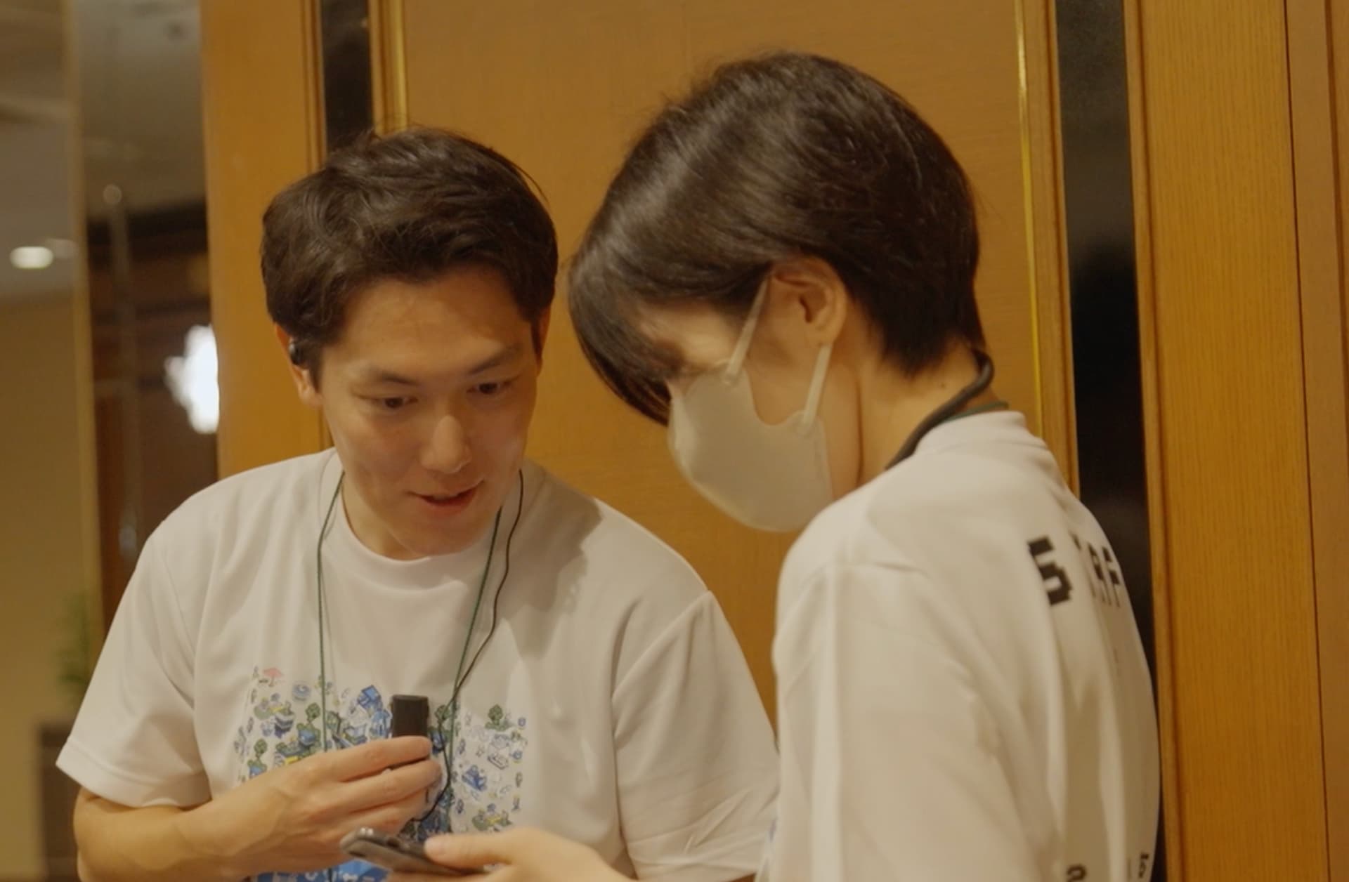 BONX WORKの操作方法を確認するセーフィー社員2名