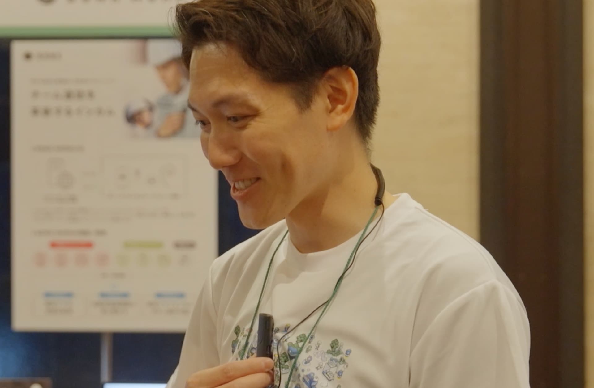 BONX StickでPTTするセーフィーの男性社員