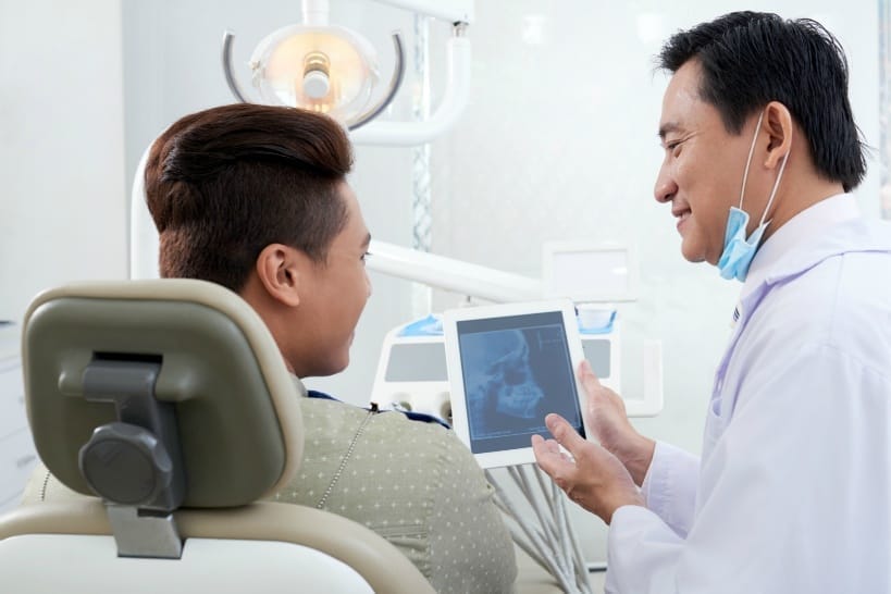 歯科医師と患者イメージ