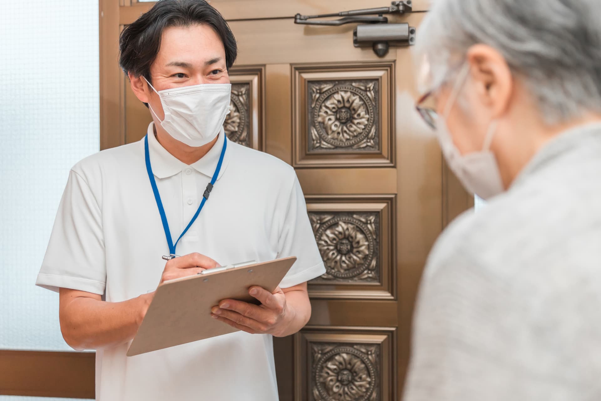 訪問介護でご利用者の居宅に訪問する男性介護職員