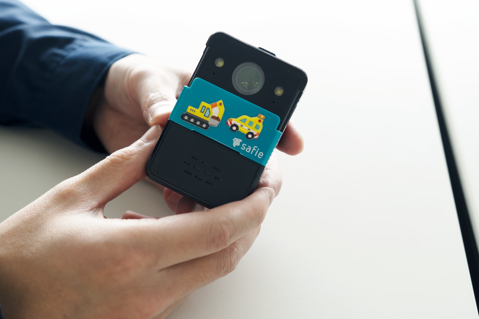 シールが貼られオリジナル仕様のSafie Pocket2 Plus