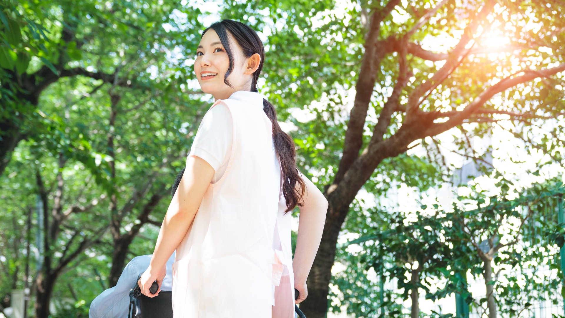 女性介護職員　イメージ