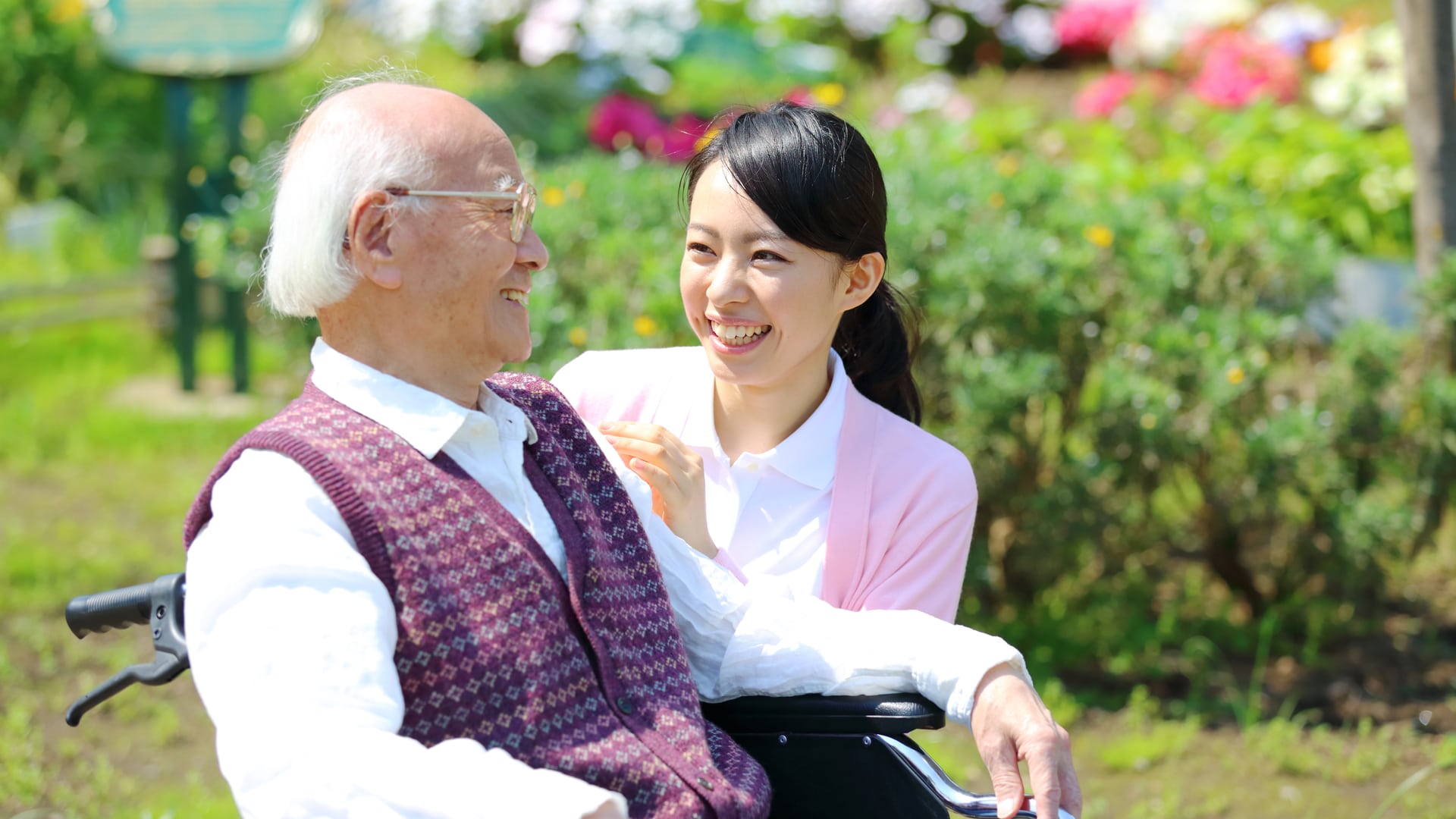 介護施設の利用者と職員　イメージ