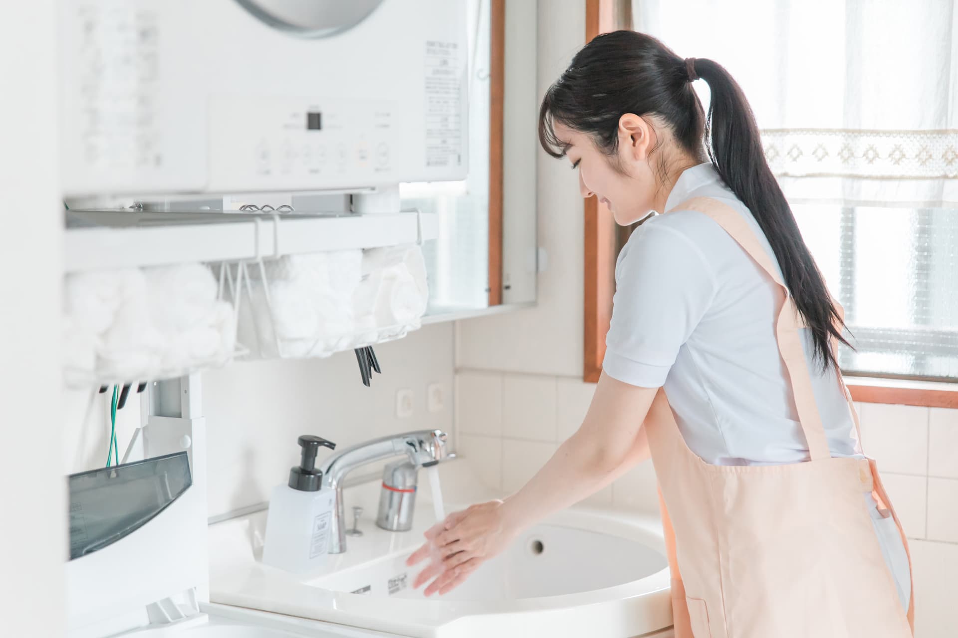 手を洗う女性介護職員