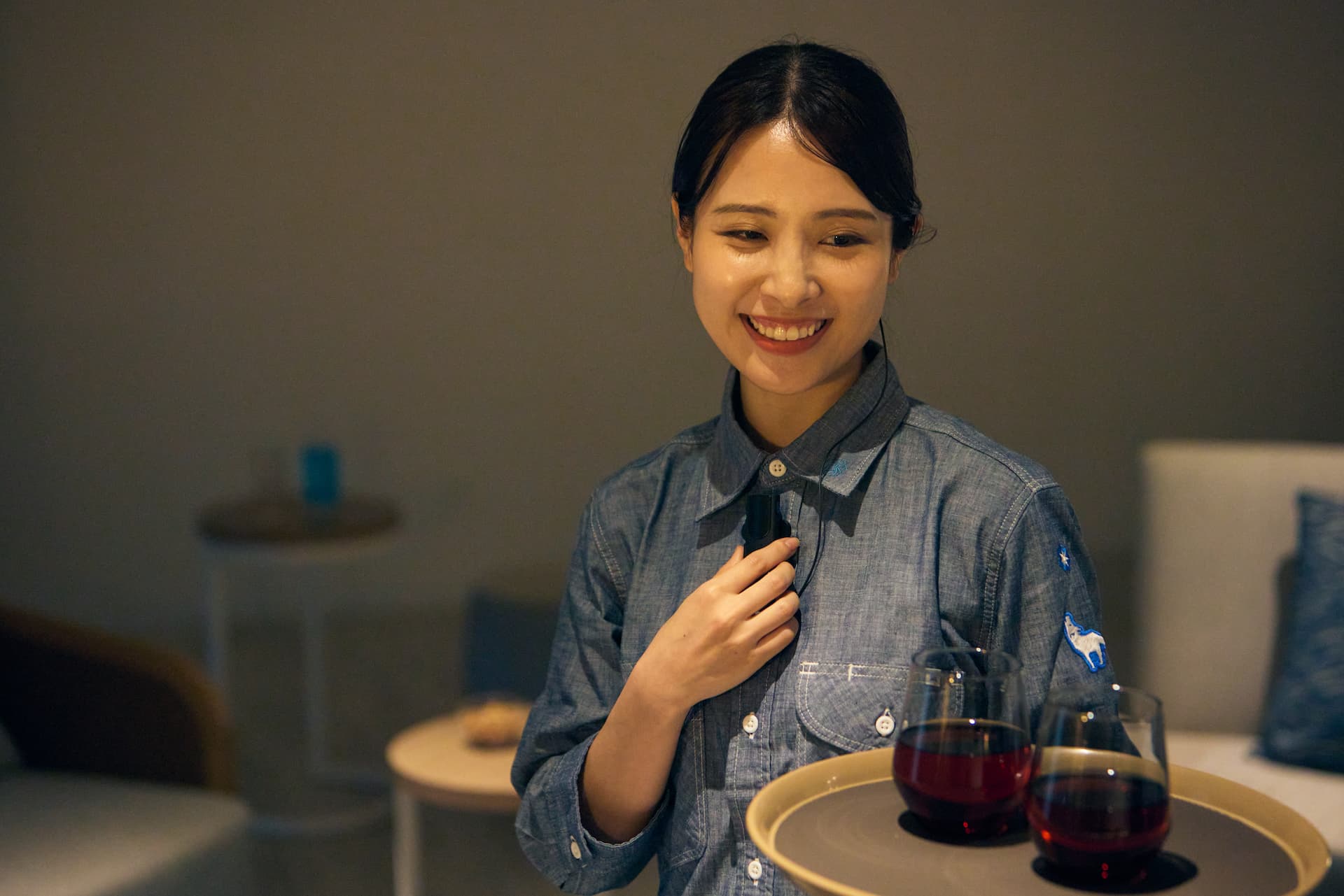 レストランでスマホインカムで連絡を取り合う女性のイメージ