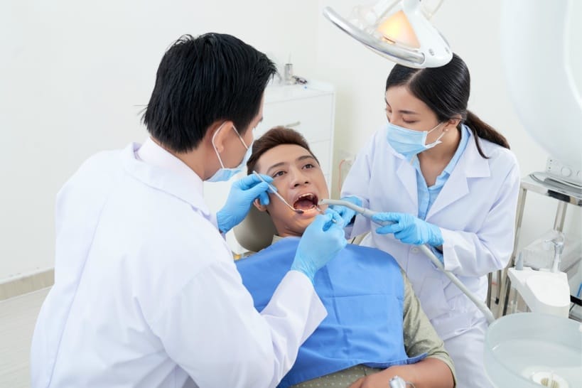 歯科治療中男性